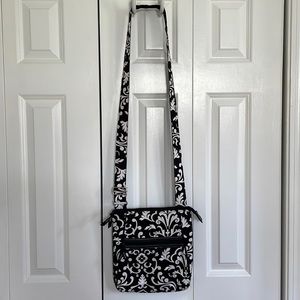 Thirty-one crossbody black & white purse. Adjustable strap to 52”. Fully lined.